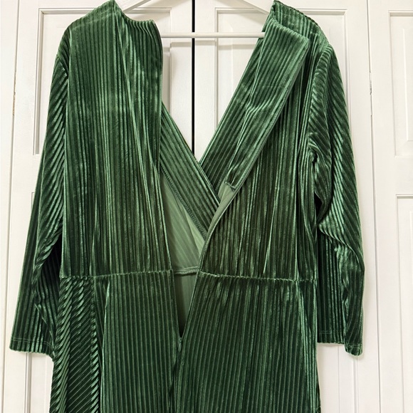 NWT Maison Tara Plus Size V-Neck Faux Wrap Velvet Dress Green Holiday Party 16 - Picture 6 of 12